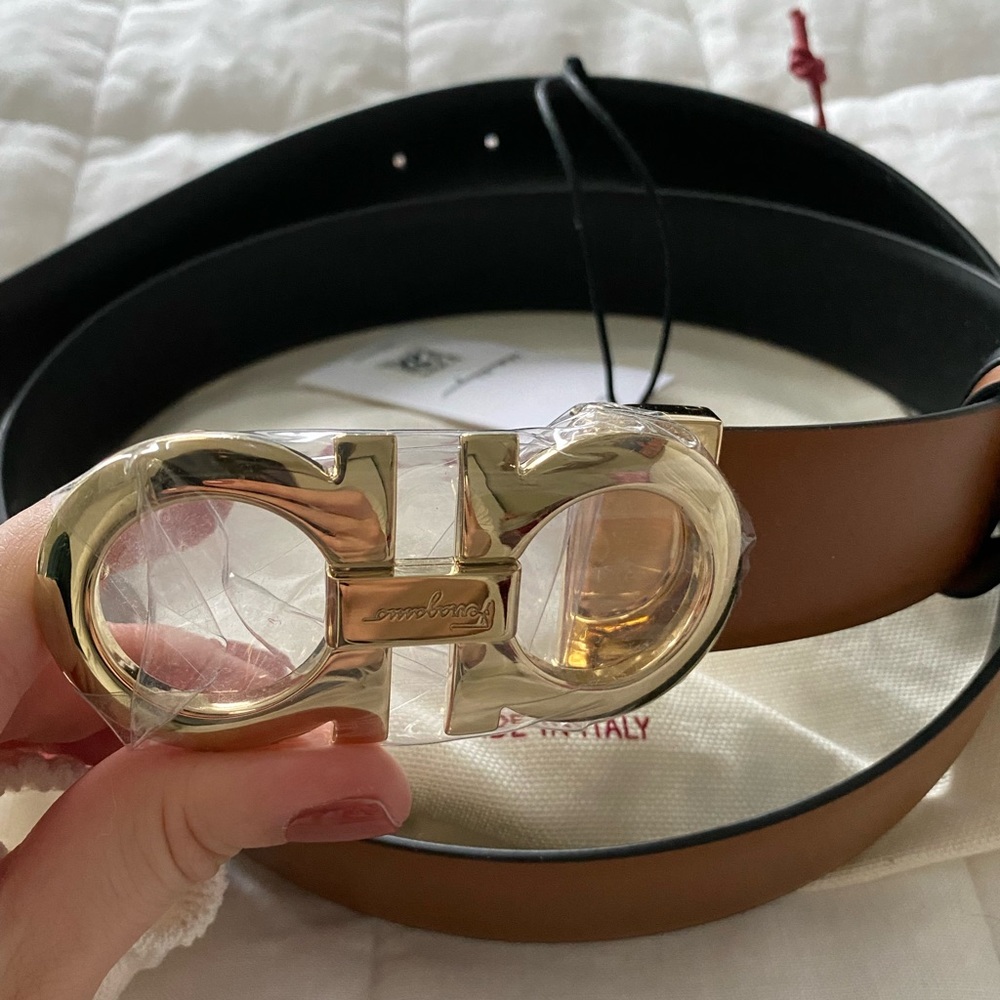 NWT Ferragamo Reversible Giancini Belt. One Size (90). Brown/Black. 1.38in wide.